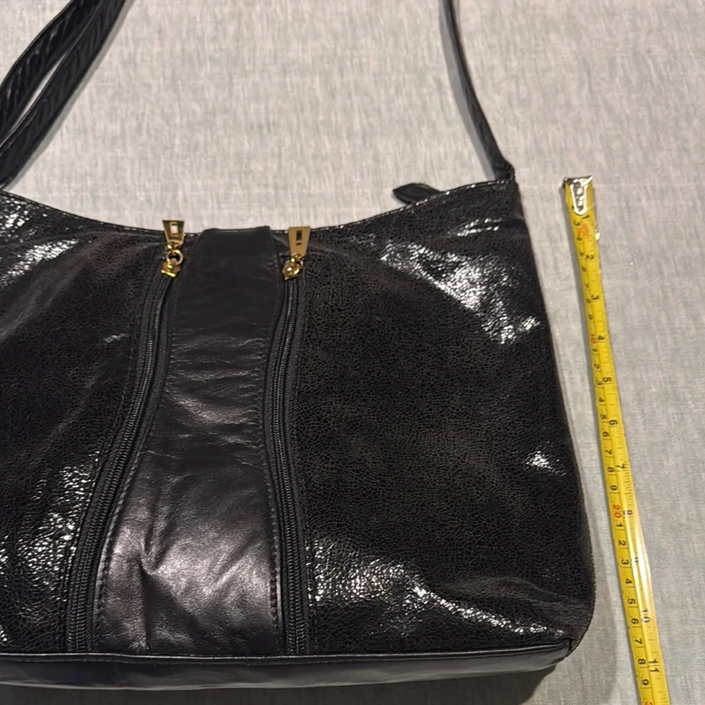Genuine leather Women Sleek Black Crossbody Bag with Structured Desig